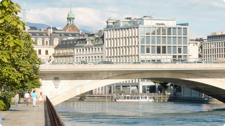 pont de genève et personne marcahnt sur la rive