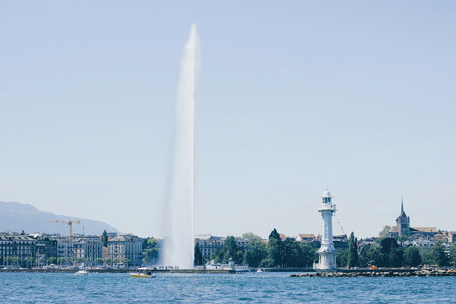 vue sur le jet d'eau de Genève et le lac