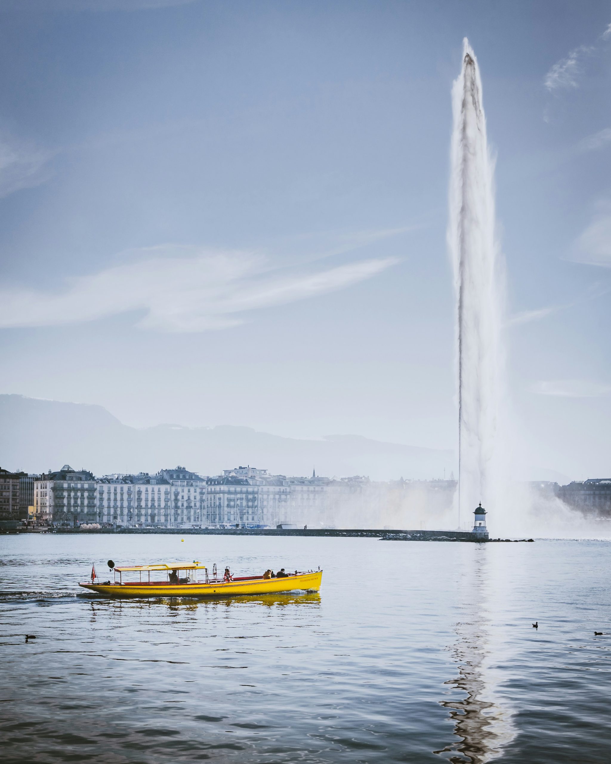 bateau jaune sur le lac de Genève à coté du jet d'eau